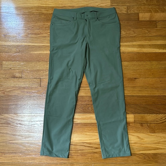 Very lightly used perfect condition men’s ABC Lululemon pants. - Picture 1 of 3